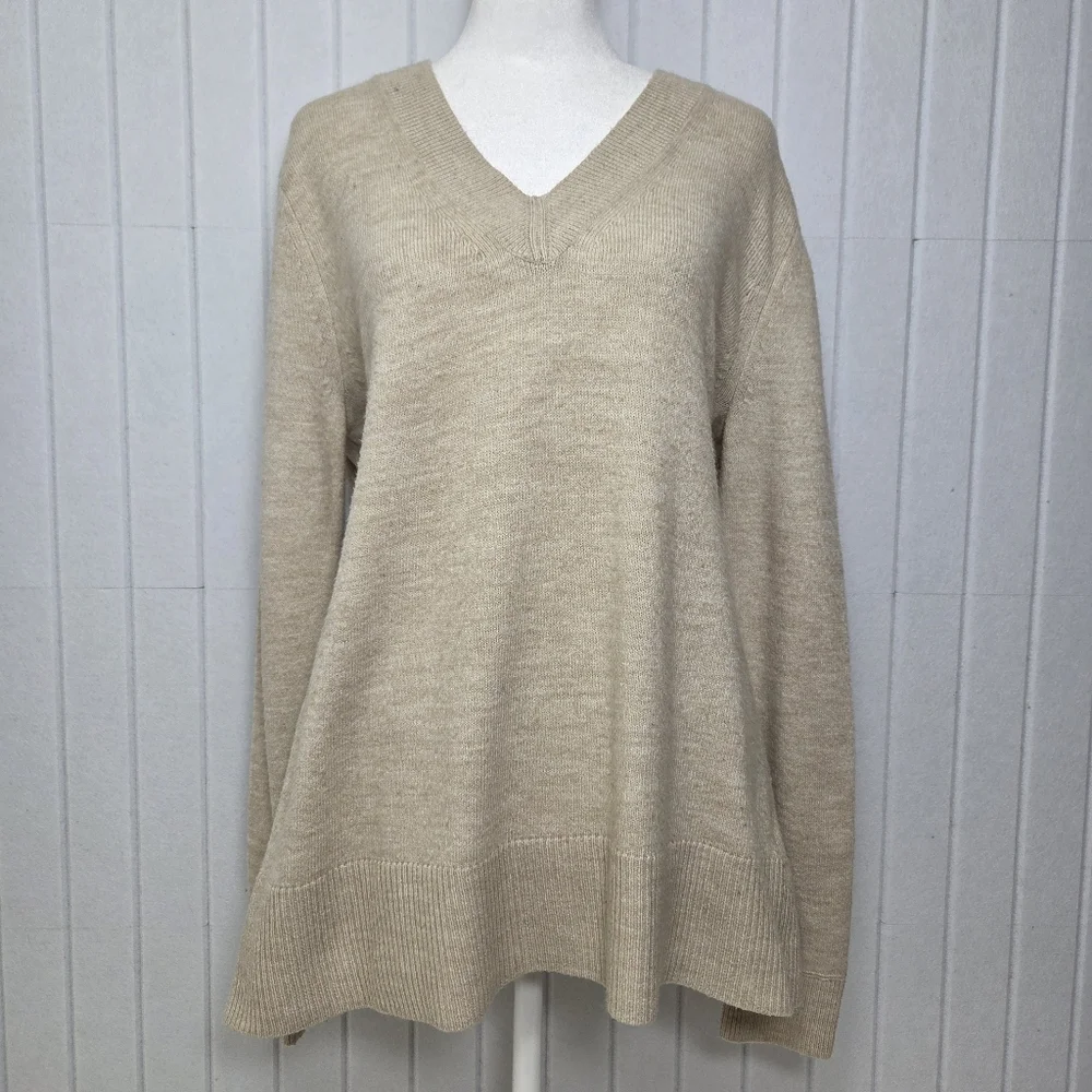 Banana Republic Beige V-Neck Sweater Size‎ M